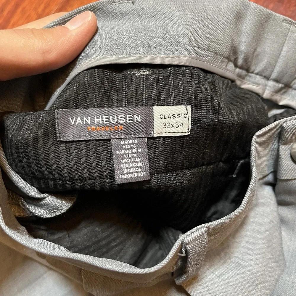 Van Huesen Pants Mens 32x34 Gray Pleated Cuffed Traveler Premium Non Iron NWT